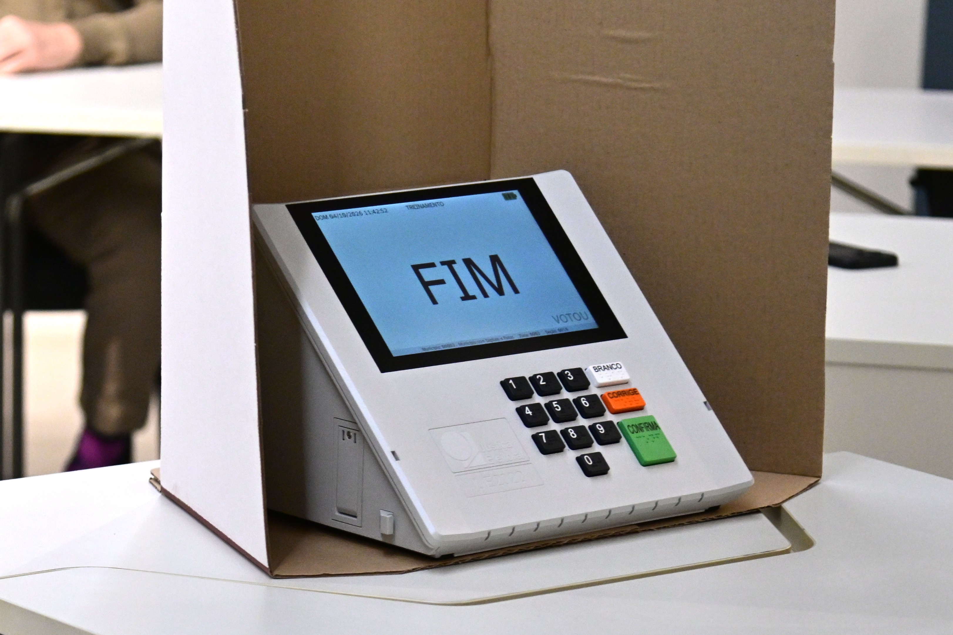 Votação é encerrada em dez países; TSE já recebeu 124 mil justificativas no exterior