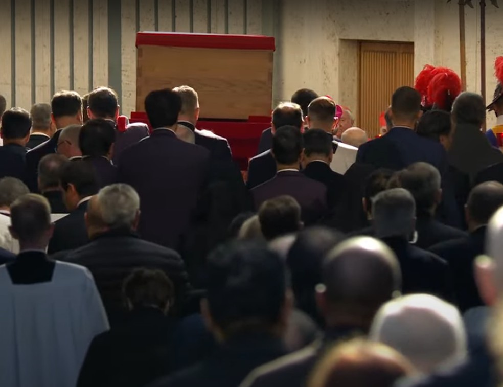 Corpo do papa Francisco sendo levado até a Basílica de São Pedro. — Foto: Reprodução