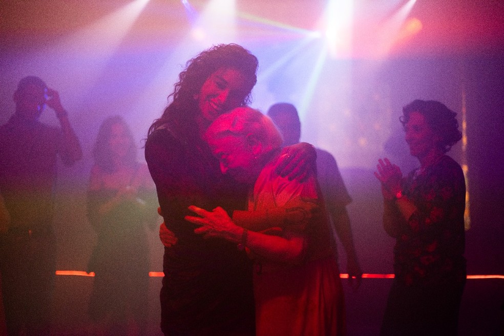 Bibiana (Linn da Quebrada) e Dona Nina (Fernanda Montenegro) no filme "Vitória". — Foto: Reprodução