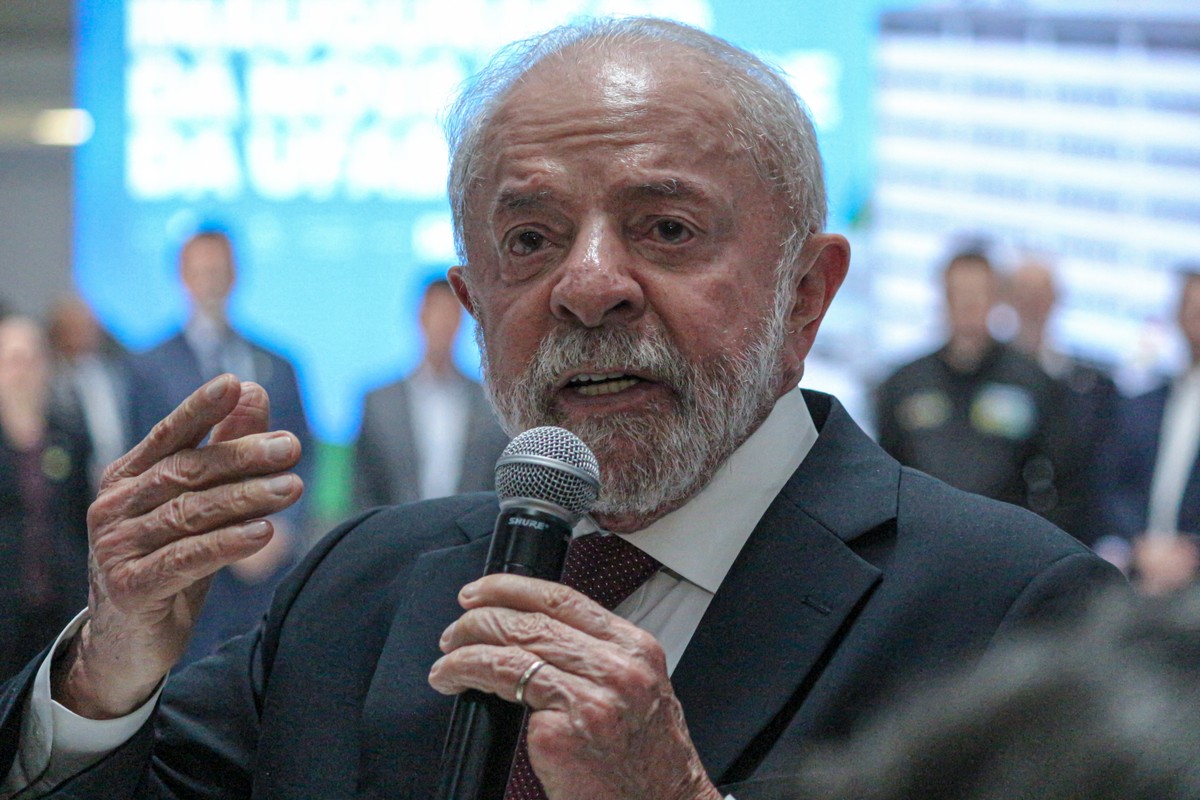 Sessão plenária no Senado Federal brasileiro com parlamentares em discussão sobre pauta legislativa nacional