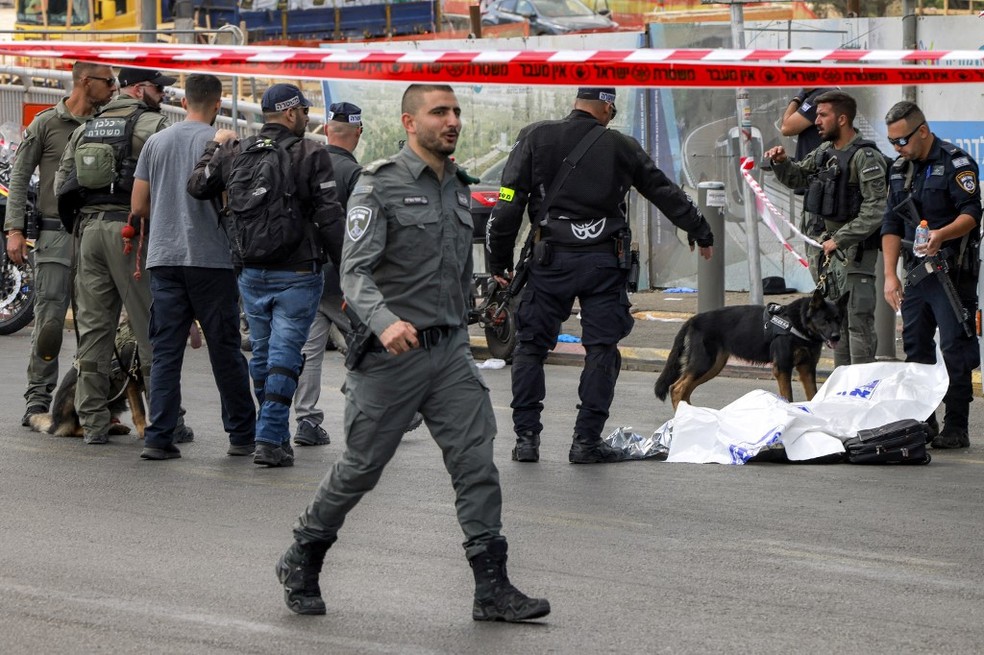 Policiais cercam local de ataque a tiros em Jerusalem. — Foto: Menahem Kahana / AFP