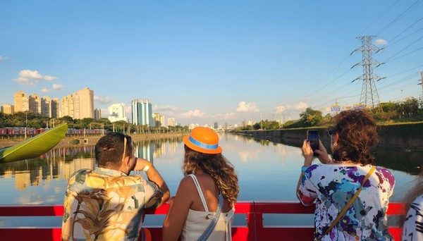 Paulistanos aproveitam o fim de semana no Rio Pinheiros em um passeio de barco; veja o vídeo