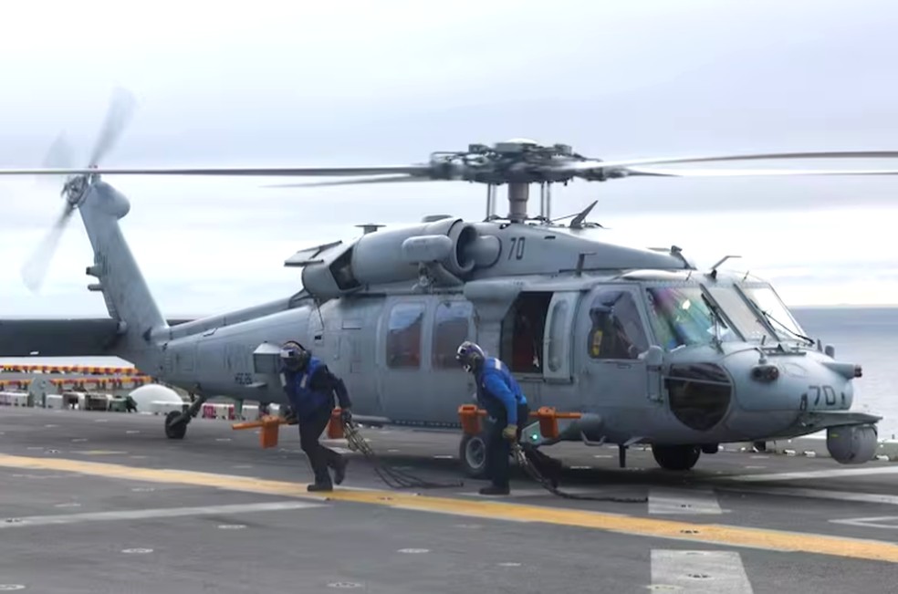 Equipes em navio de guerra dos Estados Unidos. — Foto: Divulgação/Departamento de Estado dos EUA
