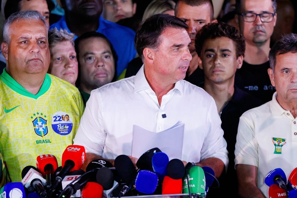 Fl�vio Bolsonaro discursa ap�s resultado das elei��es � Foto: Jo�o Pedro Carvalho/Fotoarena/Ag�ncia O Globo
