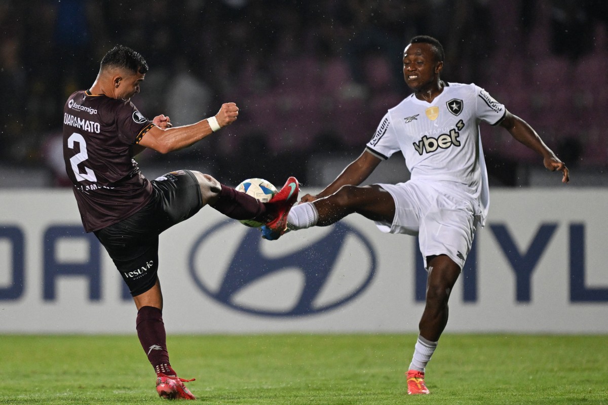 Botafogo sofre, mas vence Carabobo fora de casa pela Libertadores