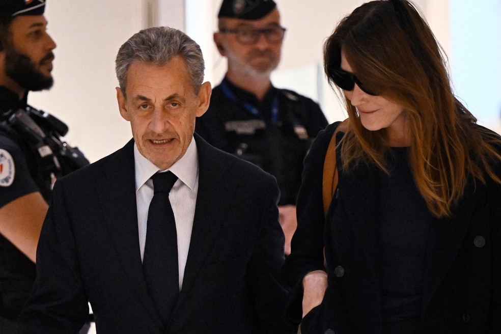 Sarkozy chega para veredito de tribunal. — Foto: JULIEN DE ROSA / AFP
