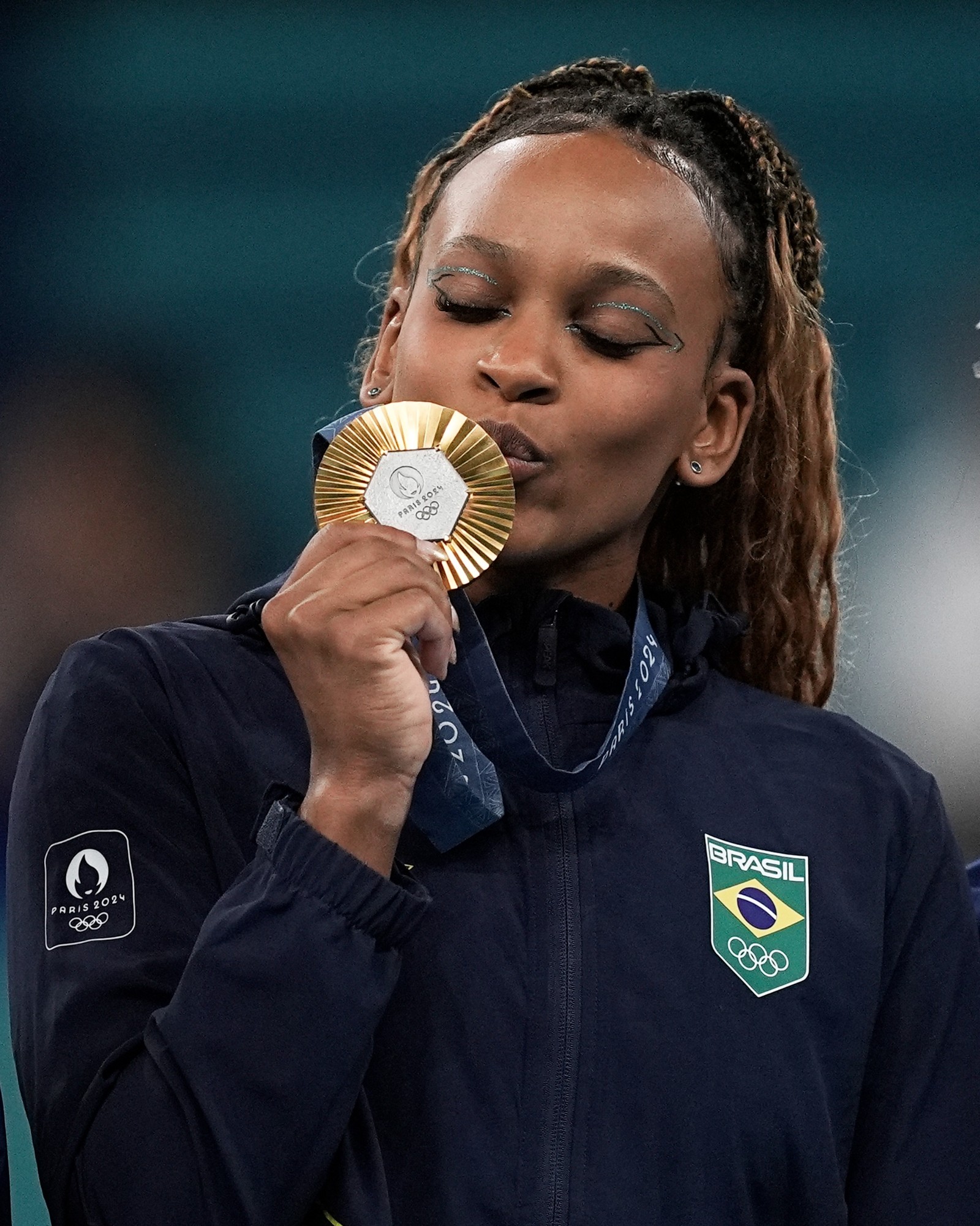 05.08.2024 - Jogos Olímpicos Paris 2024 - Ginástica artística - A ginasta brasileira Rebeca Andrade conquista a medalha de ouro na final do solo.  — Foto: Alexandre Loureiro/COB