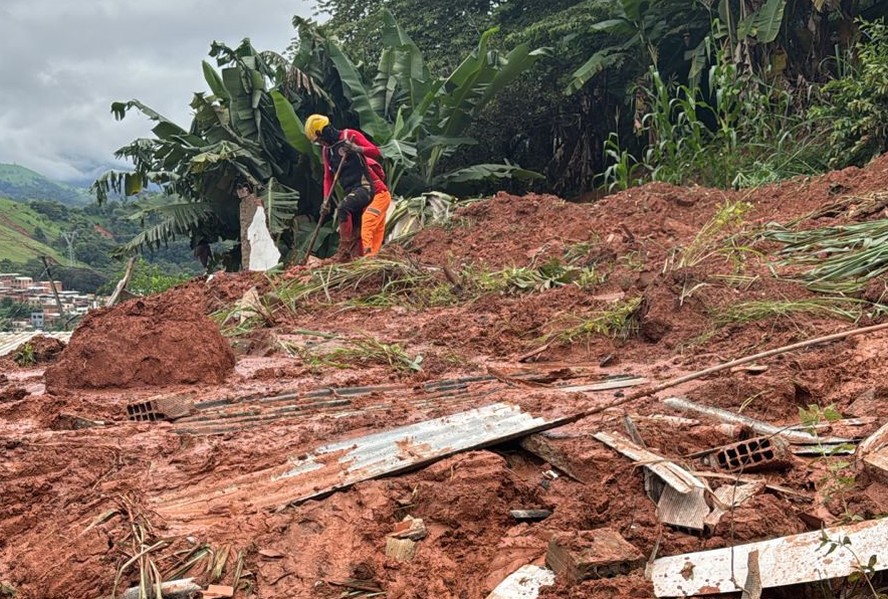 Casas desabaram em Ipatinga (MG), por causa das fortes chuvas que atingem o município