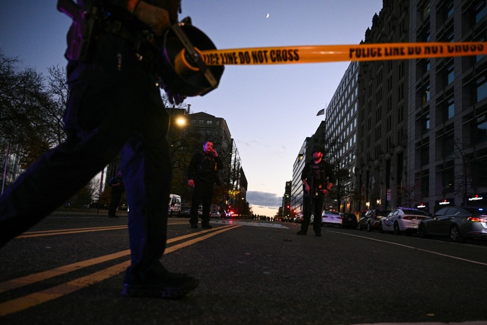 Polícia cerca local onde soldados da Guarda Nacional foram baleados. — Foto: BRENDAN SMIALOWSKI / AFP