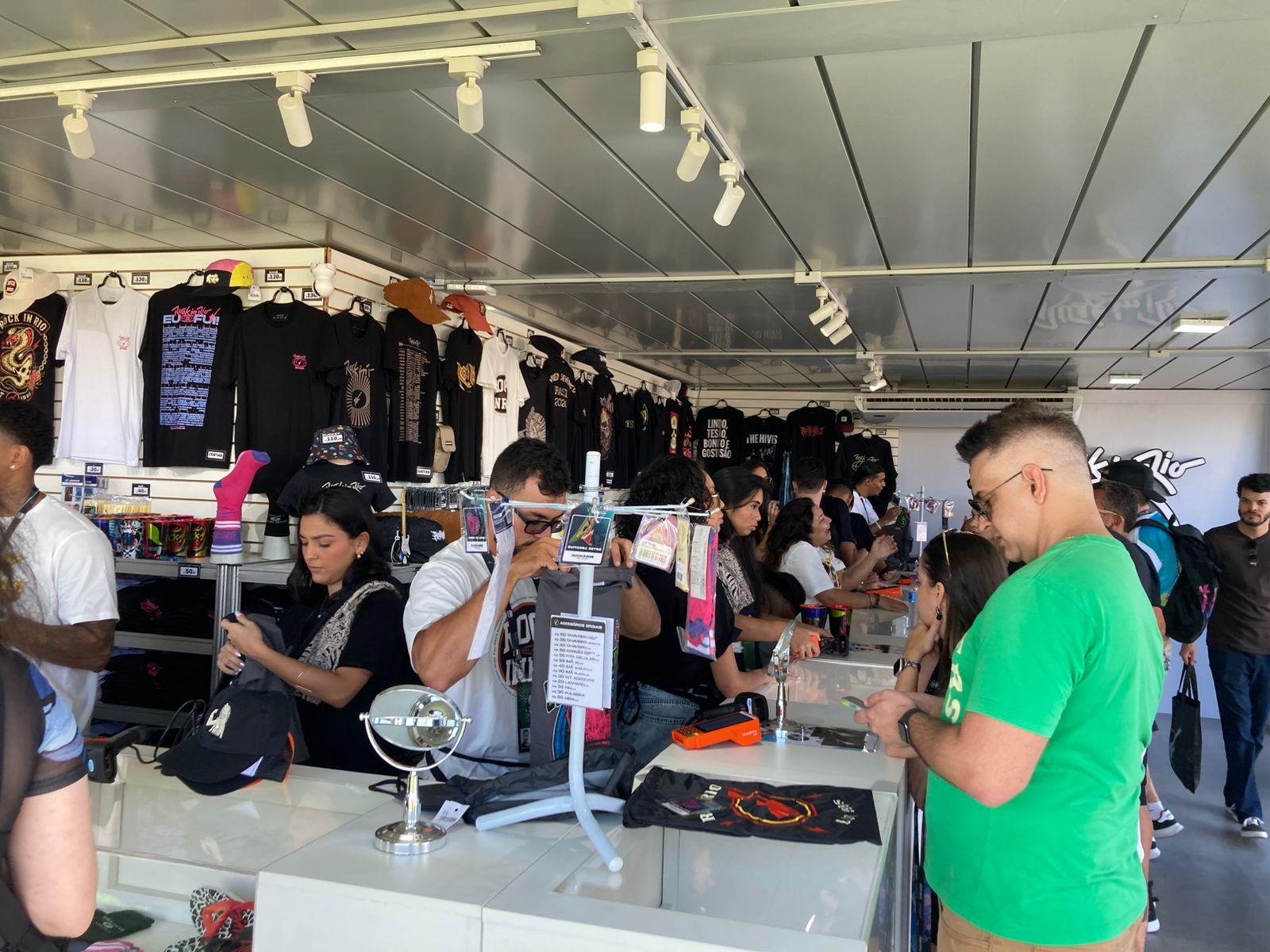 Loja oficial de merchandising de artistas tem valores de R$ 50 a R$200 - Foto