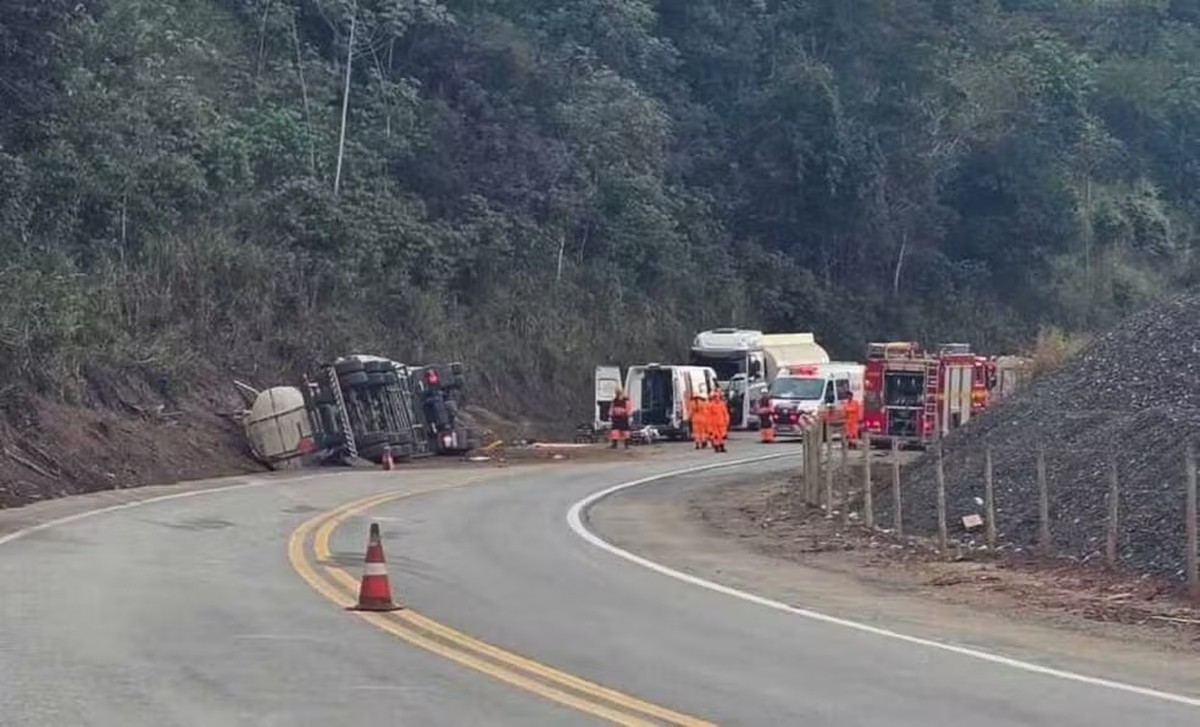 BR-381 continua com interdição após carreta tanque carregada com combustível tombar no sábado (6)