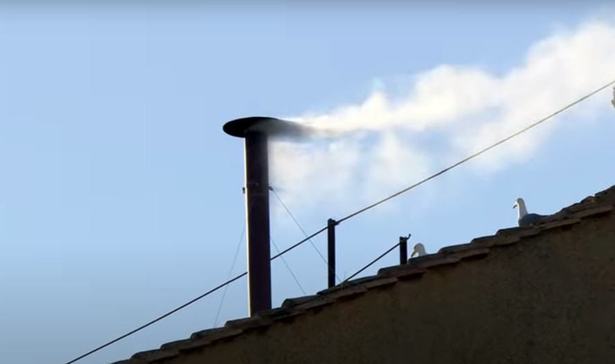Fumaça branca indica novo papa