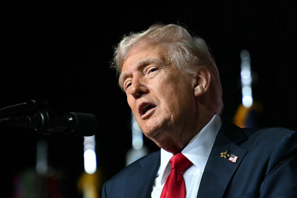 Donald Trump durante discurso para militares nos Estados Unidos. — Foto: JIM WATSON / AFP