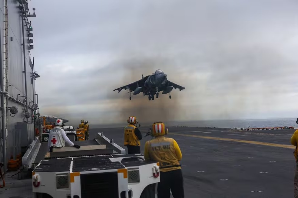 Avião no USS Iwo Jima, navio que está rumo a costa do Caribe. — Foto: Divulgação/Departamento de Estado dos EUA