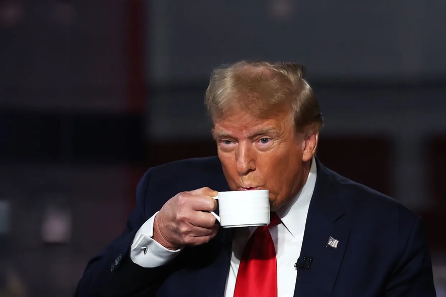 Presidente dos EUA, Donald Trump, tomando um gole de café
