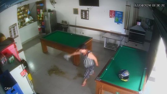 Mulher joga saco de fezes no chão de bar após reclamar de barulho, em Brasília