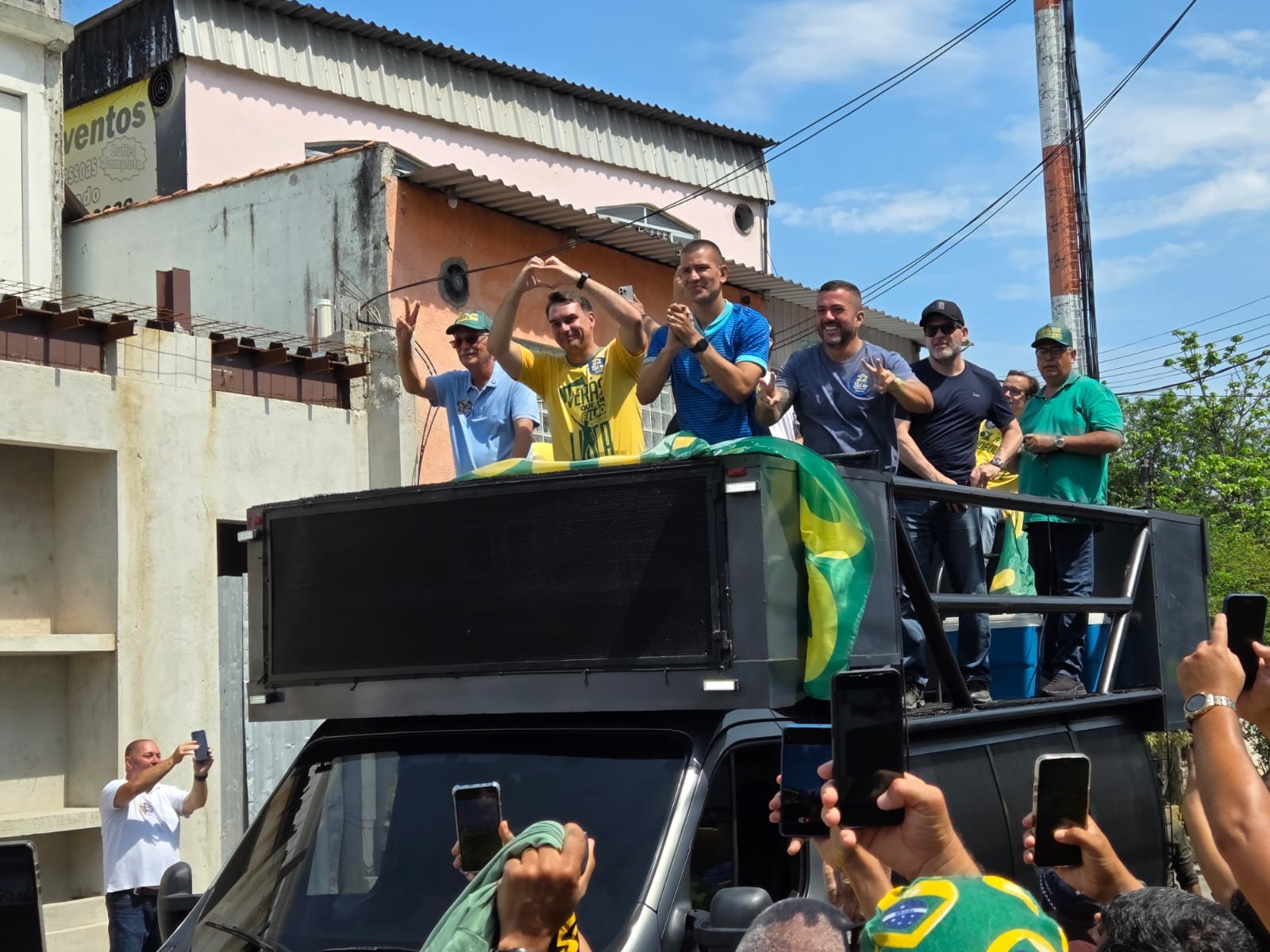 Flávio Bolsonaro participa de carreata em São Gonçalo e diz que, se eleito, vai receber a faixa presidencial do pai