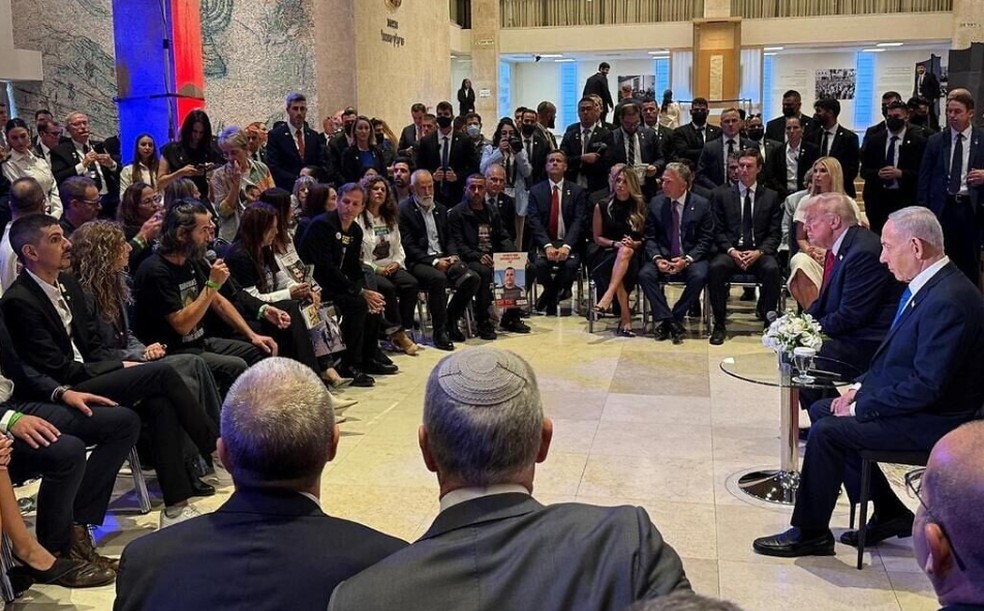 Trump e Netanyahu se reúnem com famílias dos reféns. — Foto: Divulgação