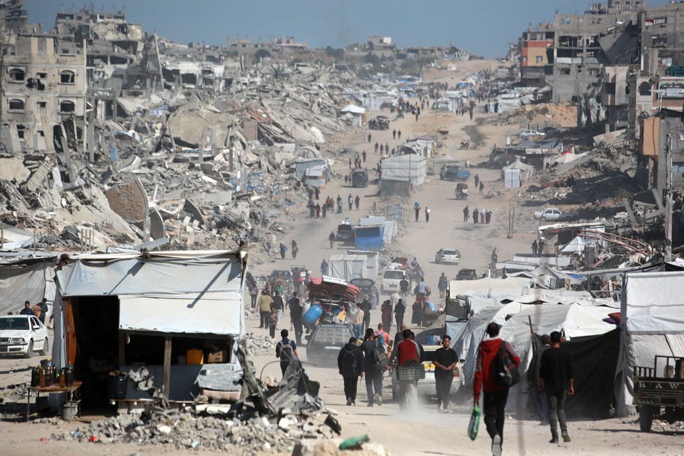 Palestinos deixam a Faixa de Gaza em meio a novos ataques de Israel — Foto: Bashar TALEB / AFP