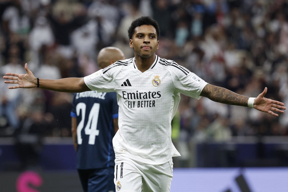 Rodrygo comemora gol pelo Real Madrid na final da Copa Intercontinental — Foto: KARIM JAAFAR / AFP