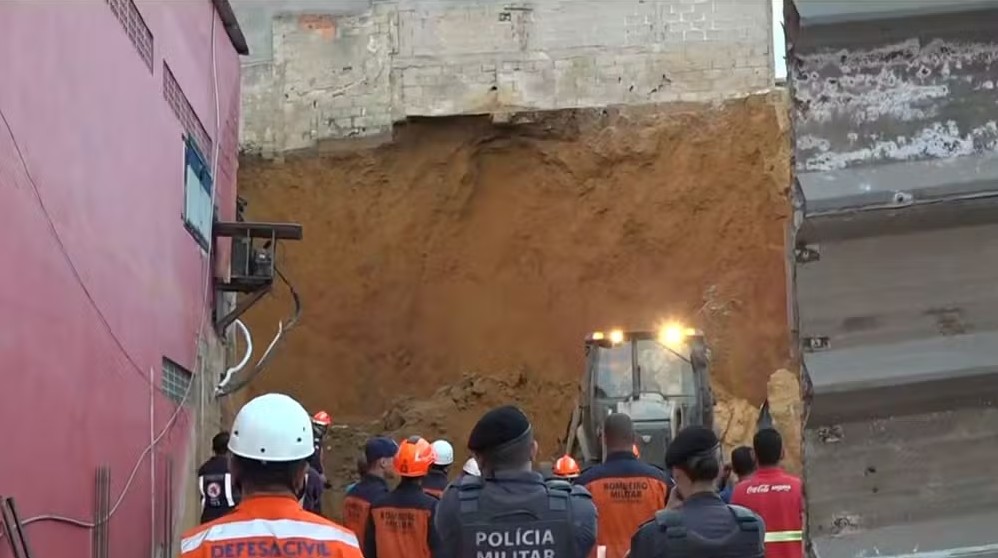 Quatro homens, três da mesma família, morrem soterrados em queda de muro de obra em Vitória (ES) - QTU Questões do Universo