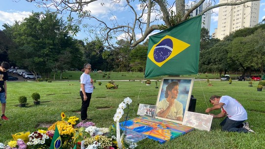 Dezenas de fãs vão ao Cemitério do Morumby, em São Paulo, visitar túmulo de Ayrton Senna