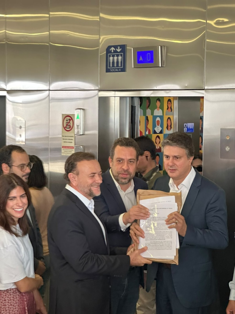 Campanha de Lula entrega documentos aceitando solicitação de Flávio Bolsonaro sobre liberação de registros telefônicos e de contas. — Foto: Rany Veloso/CBN