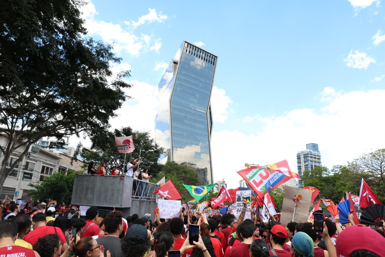 Lula se prepara para debate enquanto apoiadores realizam mobilizações em São Paulo - Foto
