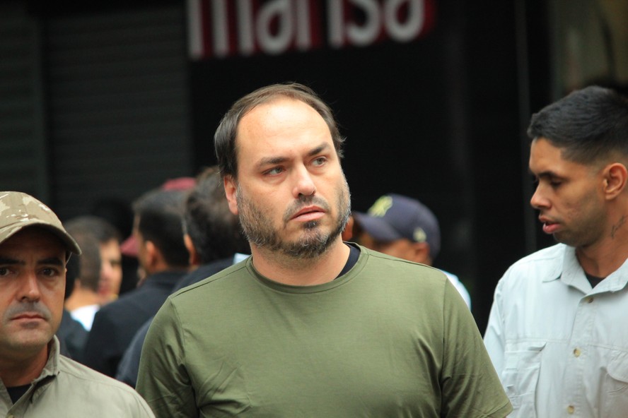 Carlos Bolsonaro recebe alta após passar mal com notícia de prisão do pai