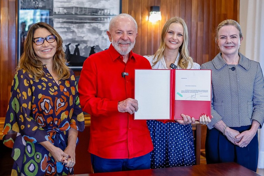 Lula ao lado de Verônica, da primeira-dama, Janja, e de Gleisi Hoffmann, que vai assumir a Secretaria de Relações Institucionais.