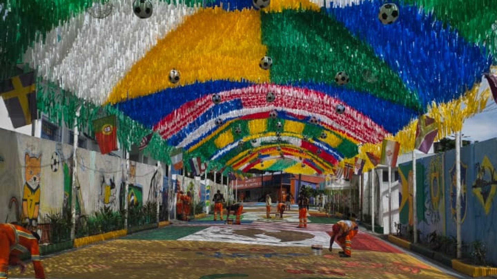 Na véspera do início da Copa do Mundo, pinturas e decorações em ruas mobilizam brasileiros