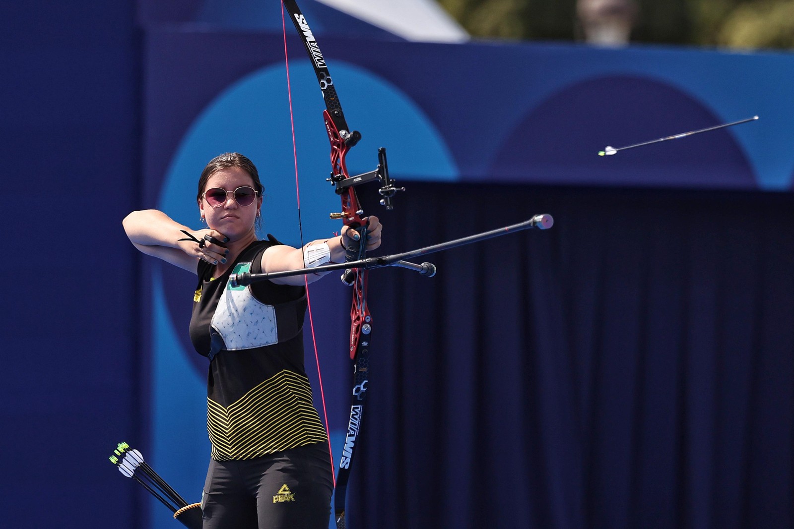 Atleta feminina de tiro com arco Ana Luiza Caetano nas Olimpíadas de Paris — Foto: Miriam Jeske/COB