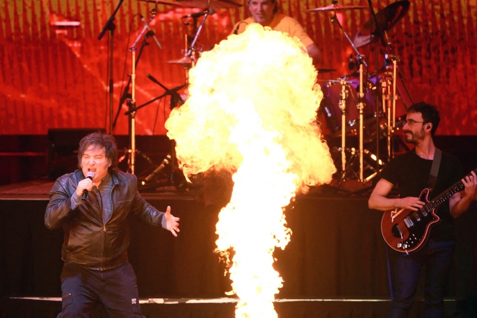 Javier Milei durante show na Argentina para lançamento do seu livro. — Foto: LUIS ROBAYO / AFP