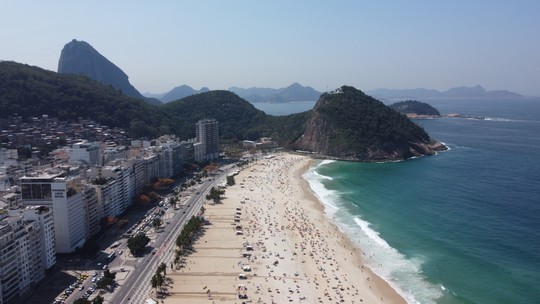 Um mês depois do decreto proibindo vidros em praias do Rio, fiscalização é pouca