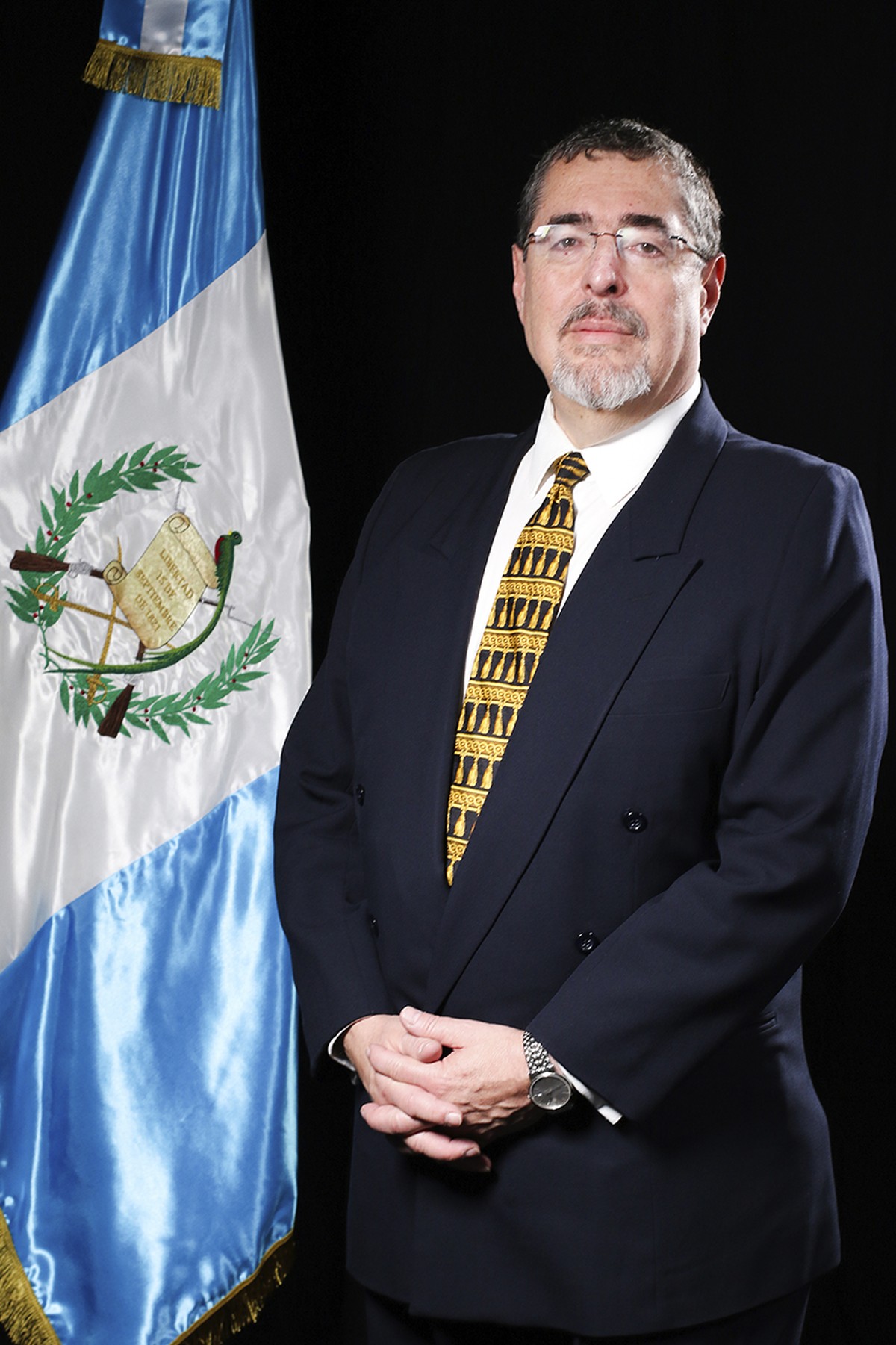 ex-diplomata-bernardo-ar-valo-toma-posse-como-presidente-da-guatemala