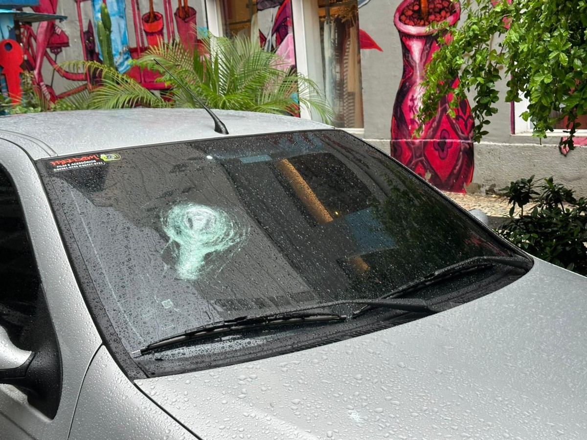 Homem destrói carros estacionados em Copacabana, na Zona Sul do Rio