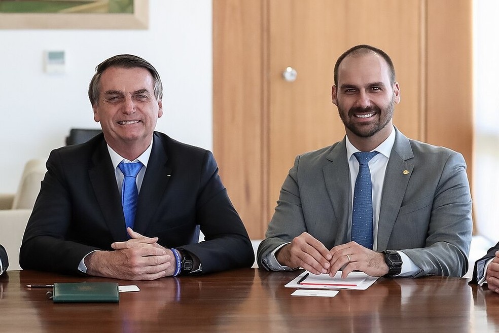 Jair e Eduardo Bolsonaro — Foto: Marcos Corrêa/Presidência da República