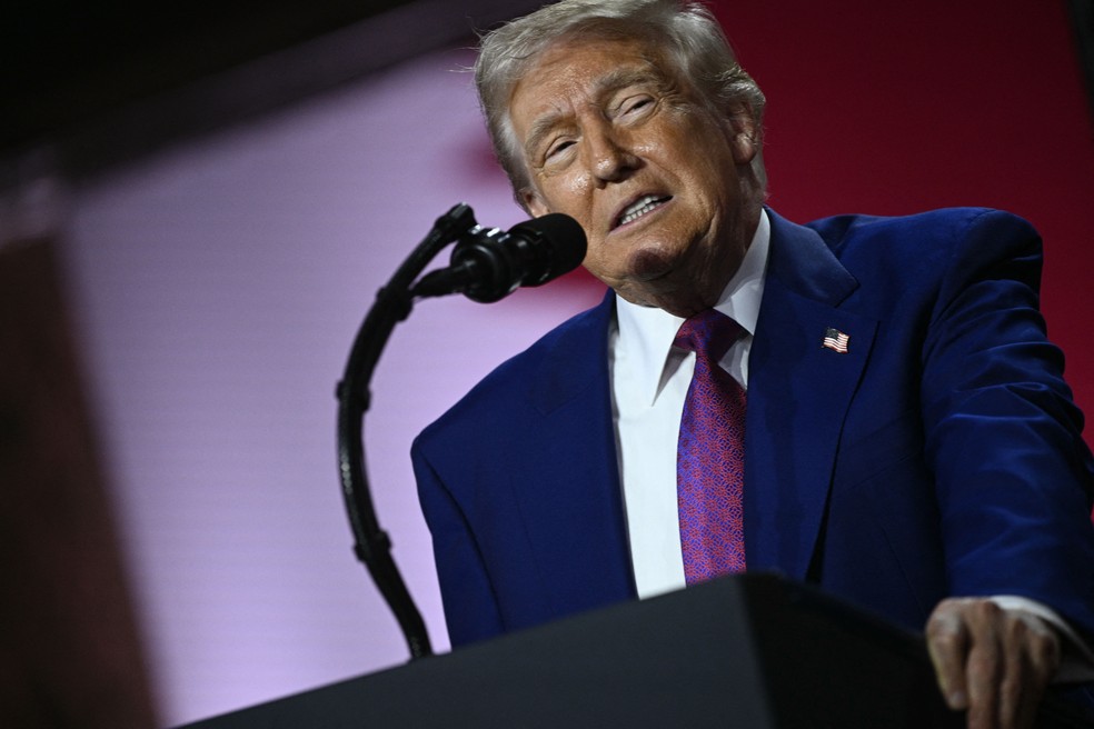 O presidente dos Estados Unidos, Donald Trump, em visita a tropas americanas no Catar — Foto: Brendan SMIALOWSKI / AFP