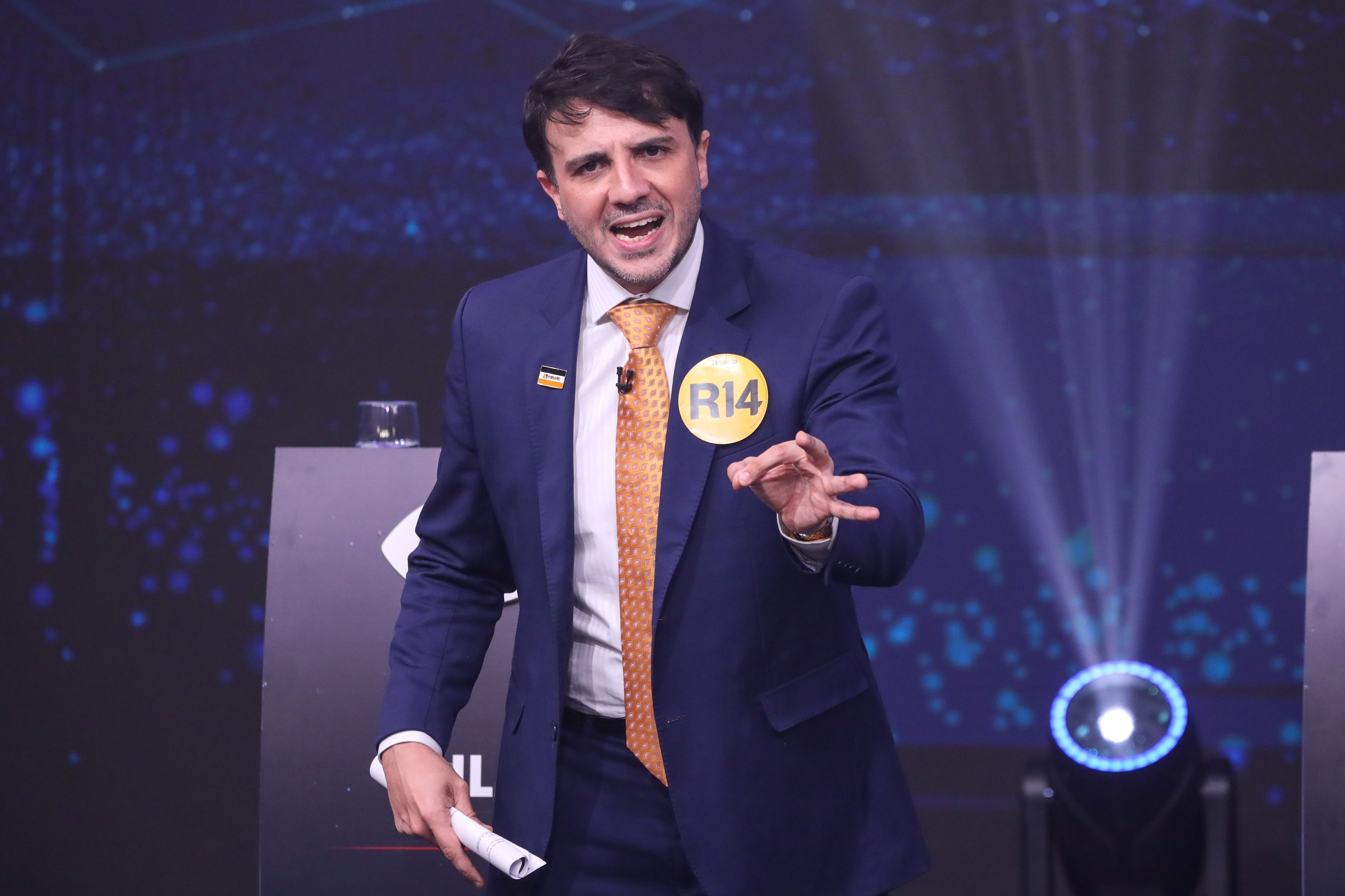 Após debate, Renan Santos defende postura agressiva na campanha: ‘Acho sexy’ - QTU Questões do Universo