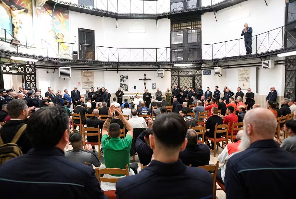 Papa Francisco durante visita aos prisioneiros em 17 de abril. � Foto: Vaticano