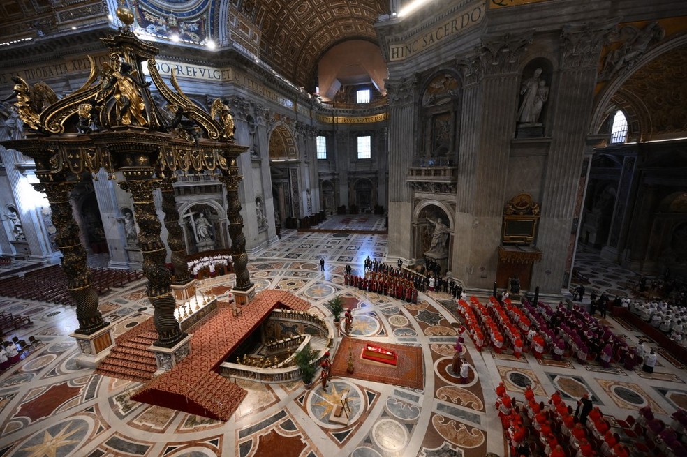 Corpo do papa Francisco na Basílica de São Pedro. — Foto: Alessandro Di Meo / POOL / AFP
