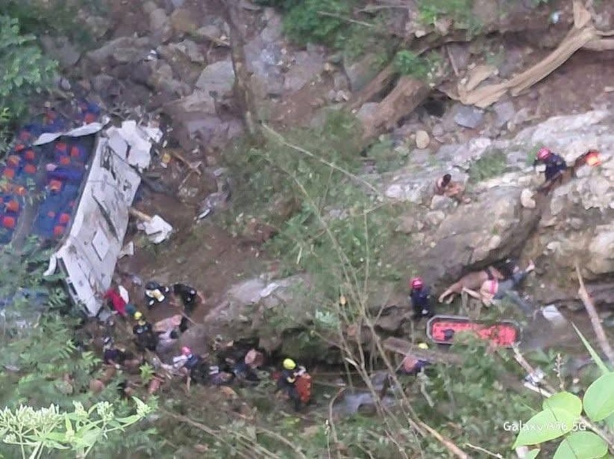 Ônibus com jovens que comemoravam formatura cai de penhasco na Colômbia e deixa 17 mortos