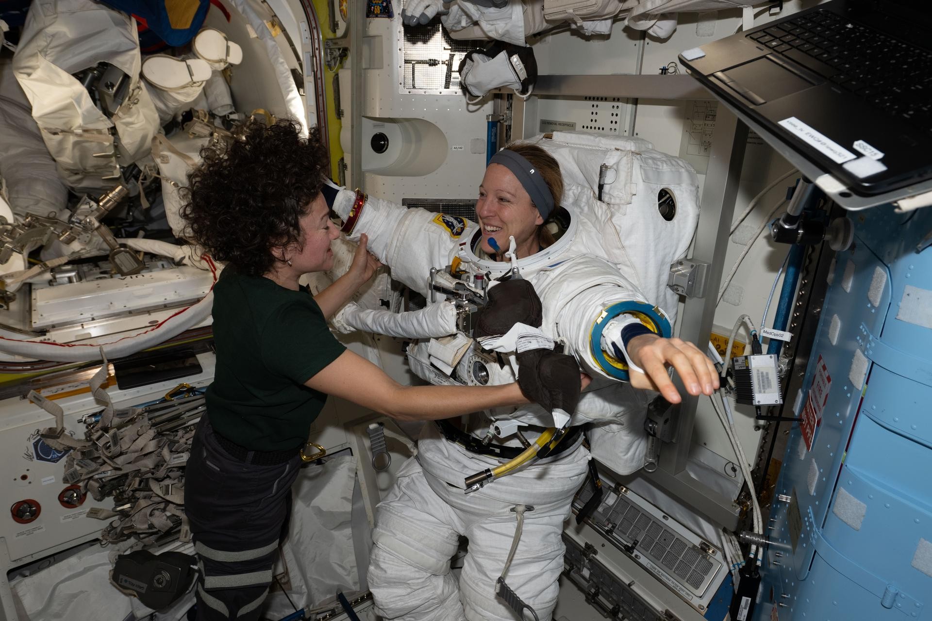 Mulheres protagonizam caminhada espacial nesta terça-feira (1°) na Estação Espacial Internacional - QTU Questões do Universo