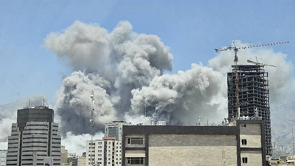 Explosões vistas em Teerã, capital do Irã. — Foto: UGC / AFP