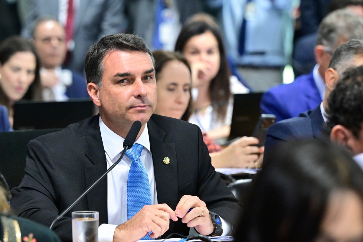 Flávio nega irregularidades ao buscar recursos com Vorcaro para financiar filme sobre Bolsonaro
