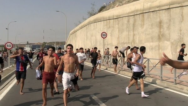 Cerca de 100 mil pessoas se deslocaram rumo a Ceuta após convocação nas redes sociais