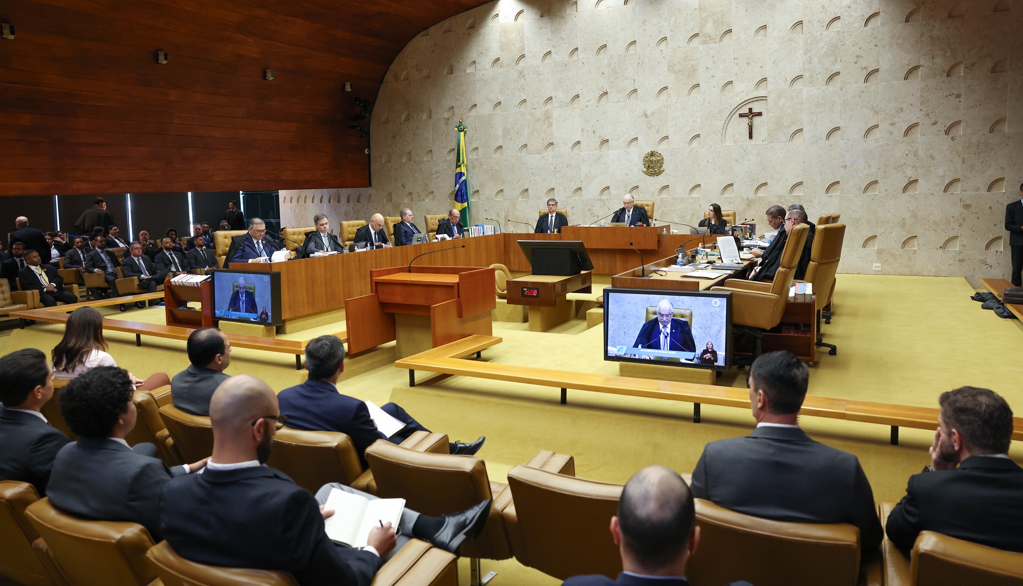 Sessão regular no STF começa sem menção à plenária sobre Moraes