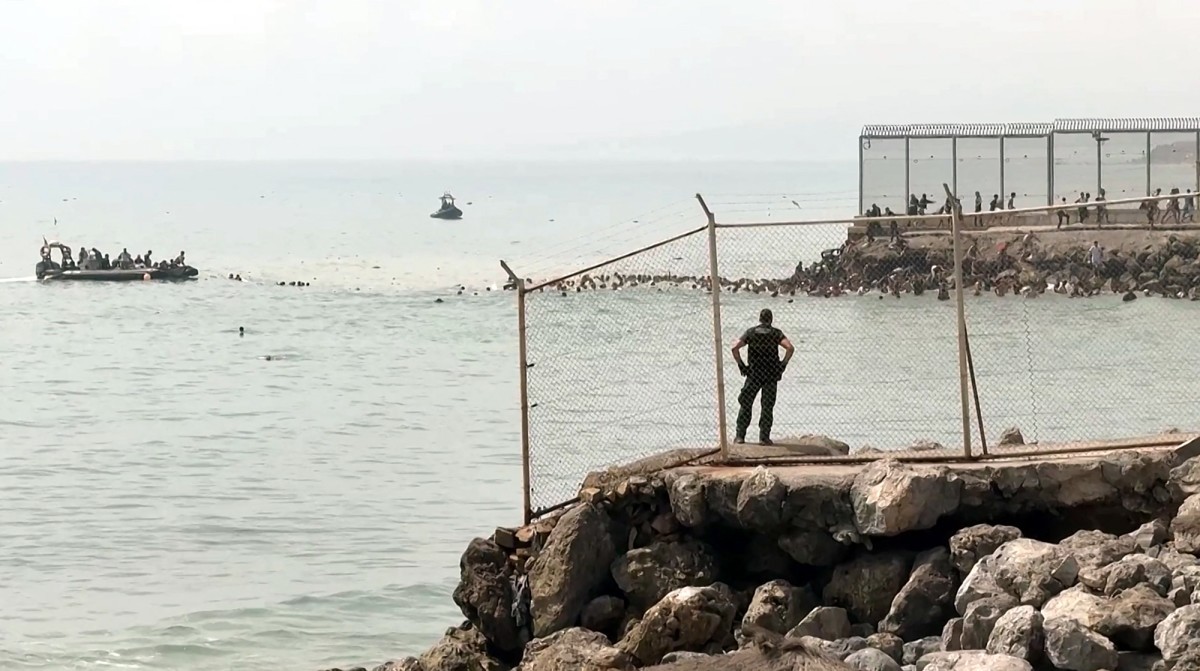Premiê da Espanha se reúne com forças de segurança em Ceuta nesta sexta (31) em meio à crise migratória