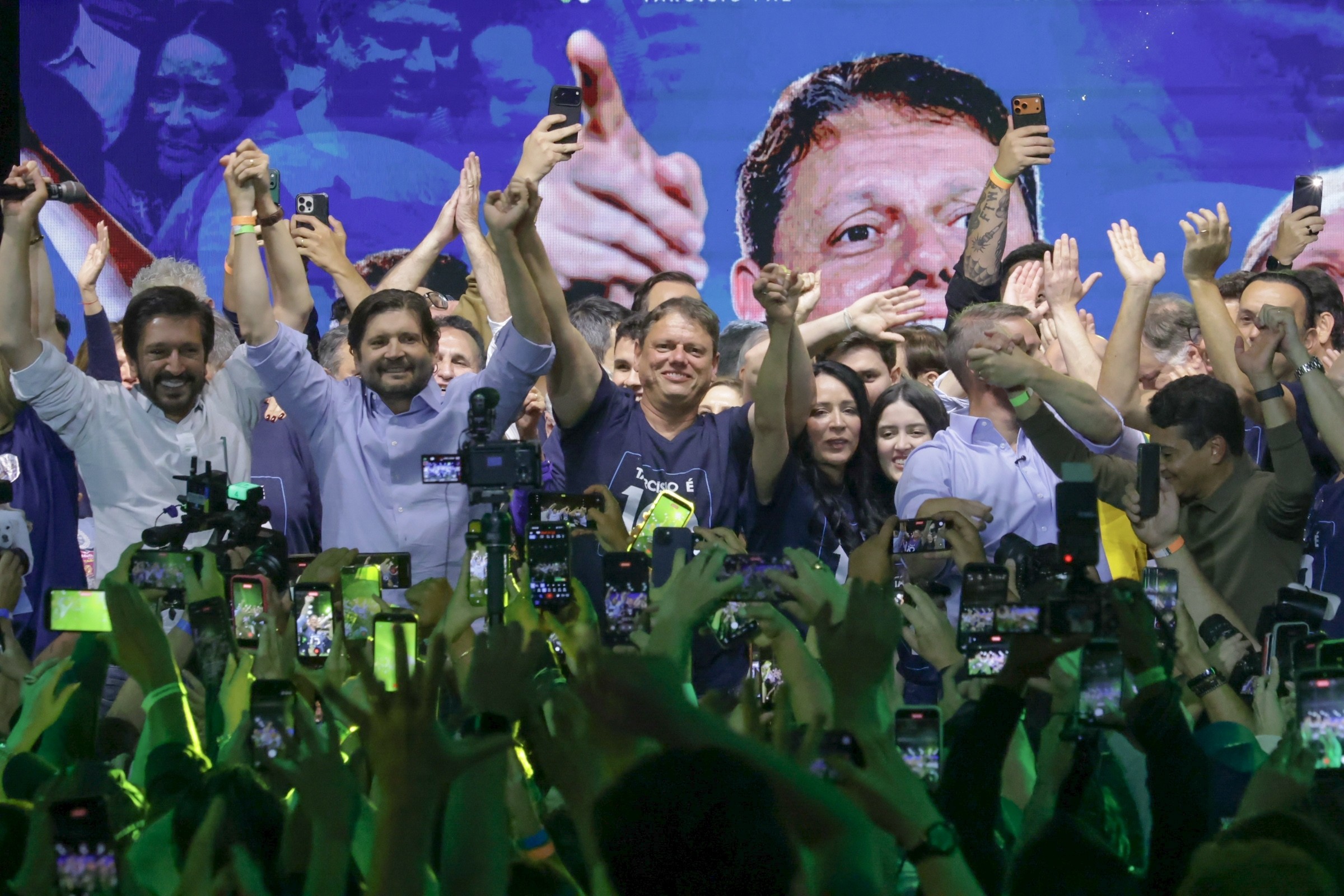 Após vitória em SP, Tarcísio agradece aliados e reforça apoio a Flávio Bolsonaro