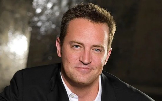 Netflix anuncia série documental sobre  Matthew Perry - QTU Questões do Universo
